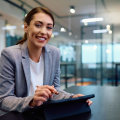 What is the difference between a captive and independent health insurance agent?